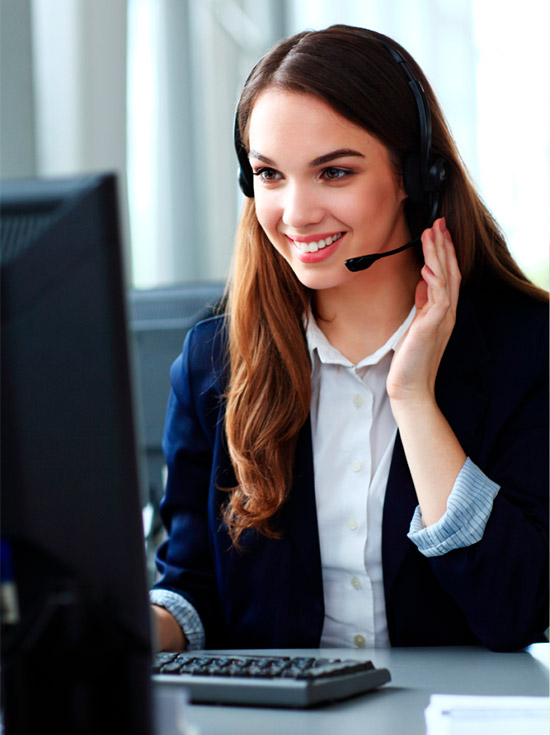 Imagem de uma atendente sorridente da Opalus